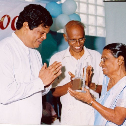 40 වන සංවත්සරයේදී කාන්තා කමිටු සභාපතිතුමියට උපහාර දැක්වීම