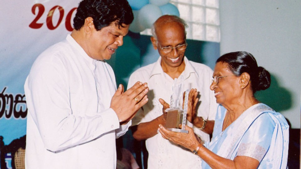 40 වන සංවත්සරයේදී කාන්තා කමිටු සභාපතිතුමියට උපහාර දැක්වීම