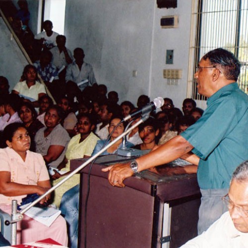 ගරු සභාපතිතුමා මහා සභා රැස්වීමක් අමතයි